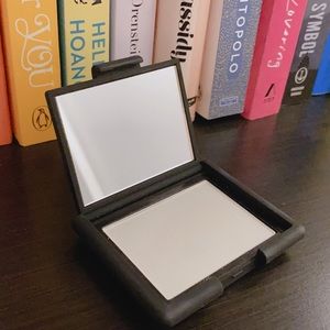 Nars Highlighting Powder in Albatross